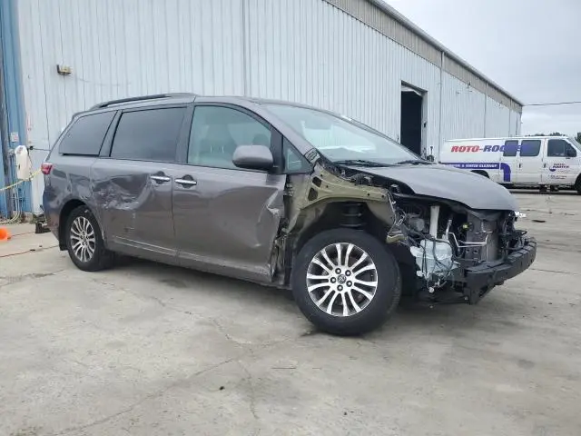 2019 TOYOTA SIENNA XLE  