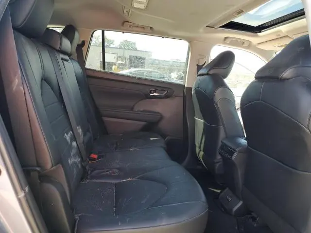 2022 TOYOTA HIGHLANDER XLE  