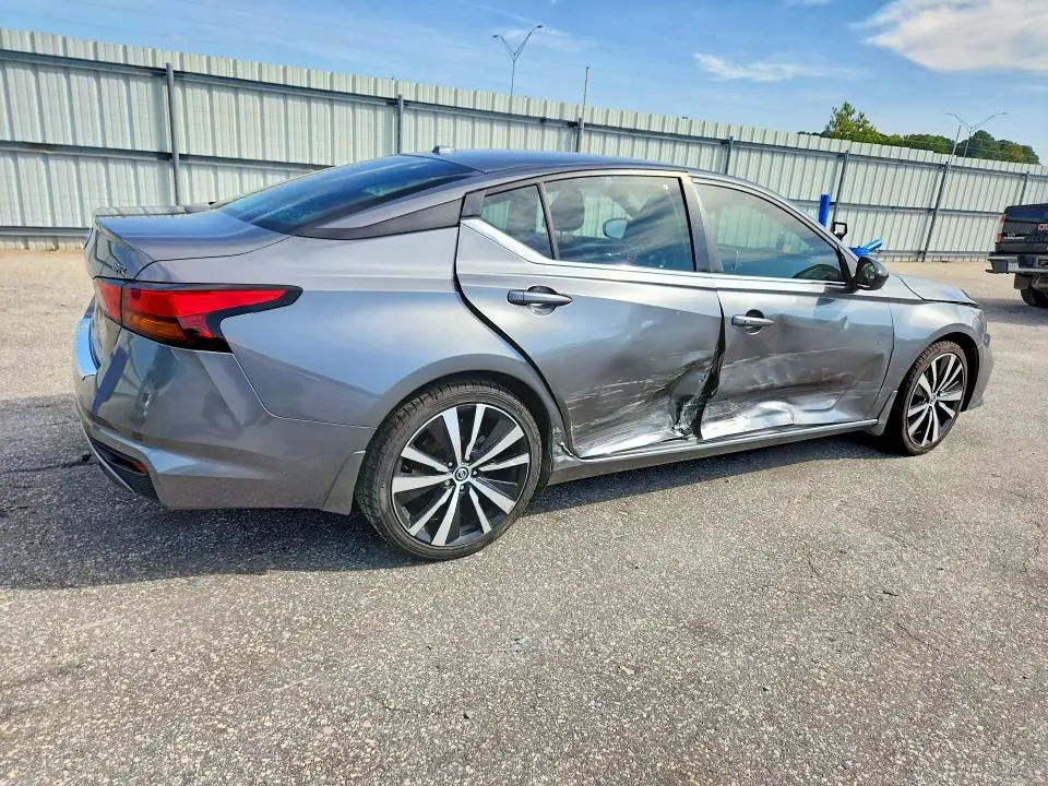2022 NISSAN ALTIMA SR  