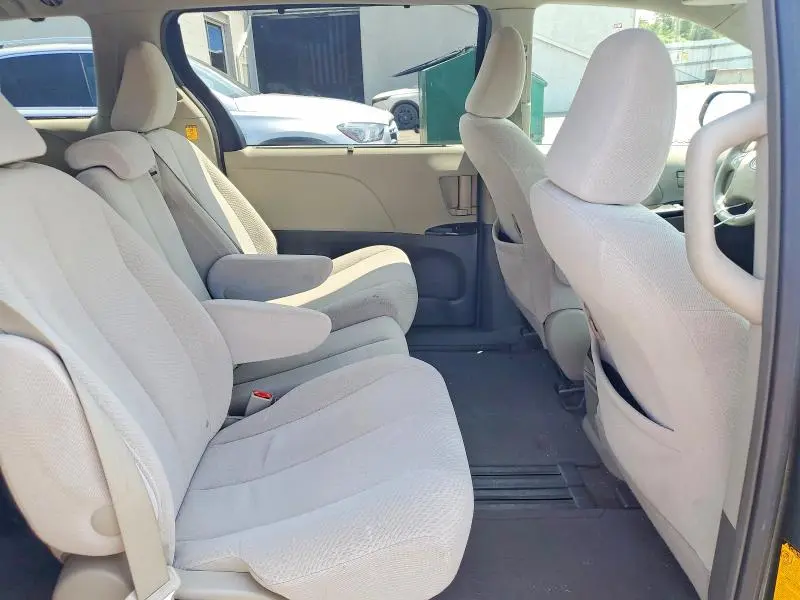 2013 TOYOTA SIENNA LE  