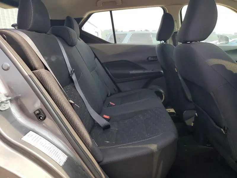 2022 NISSAN KICKS S  