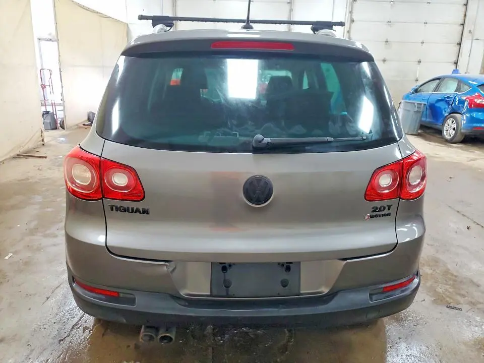 2010 VOLKSWAGEN TIGUAN SE  