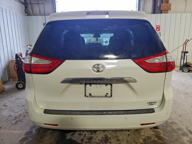 2017 TOYOTA SIENNA XLE  