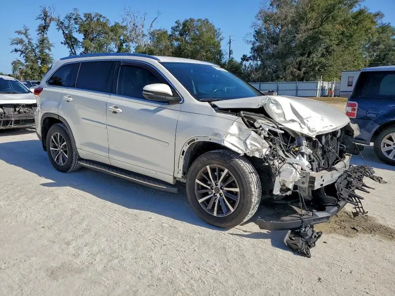 2017 TOYOTA HIGHLANDER SE  