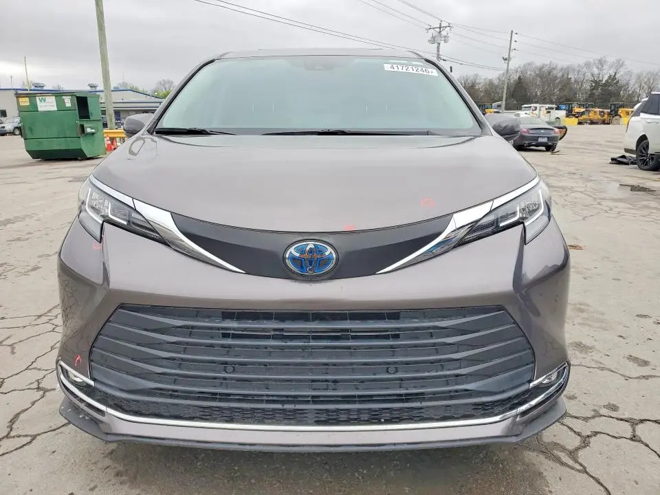 2022 TOYOTA SIENNA XLE 8-PASSENGER  