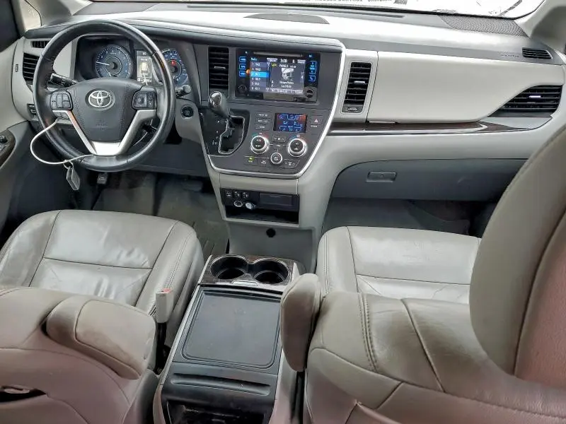 2017 TOYOTA SIENNA XLE  
