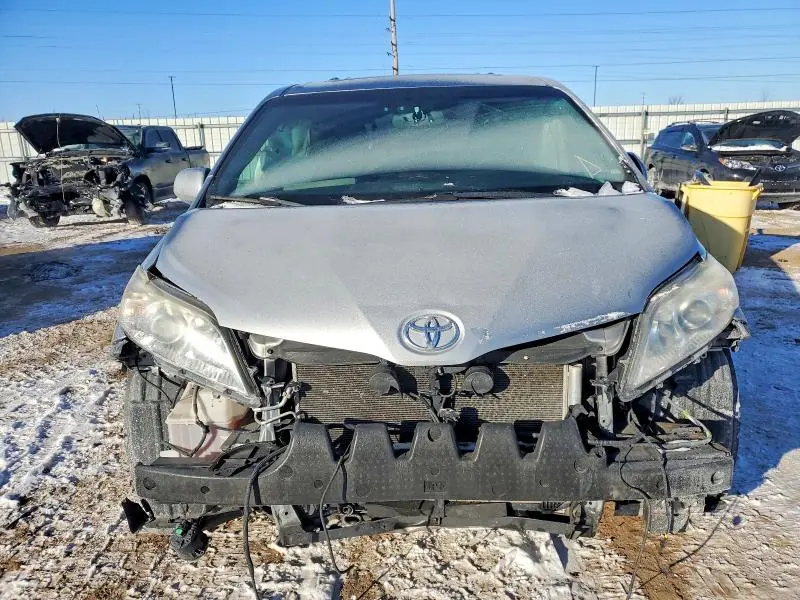 2017 TOYOTA SIENNA XLE  