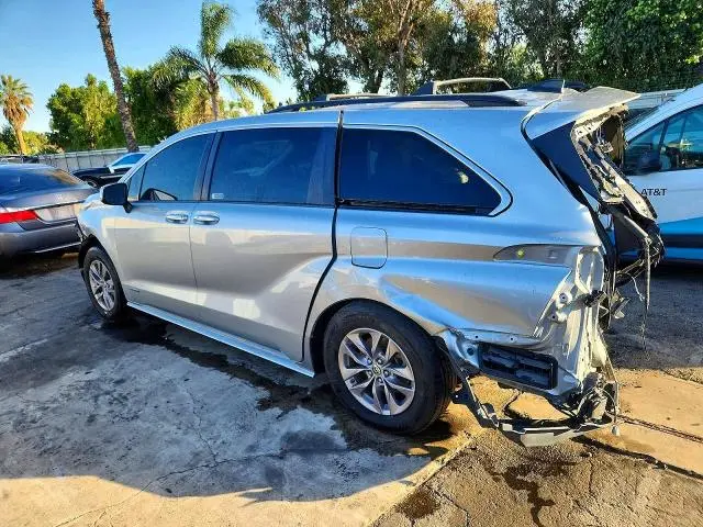 2021 TOYOTA SIENNA LE  