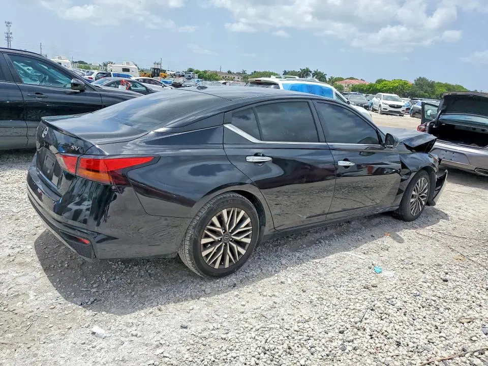 2023 NISSAN ALTIMA SV  