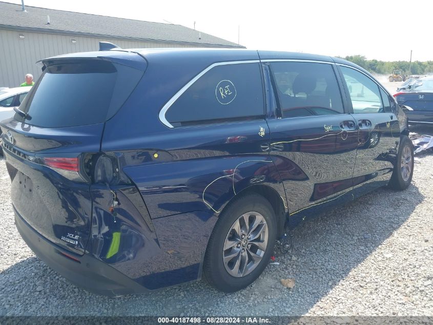 2021 TOYOTA SIENNA XLE