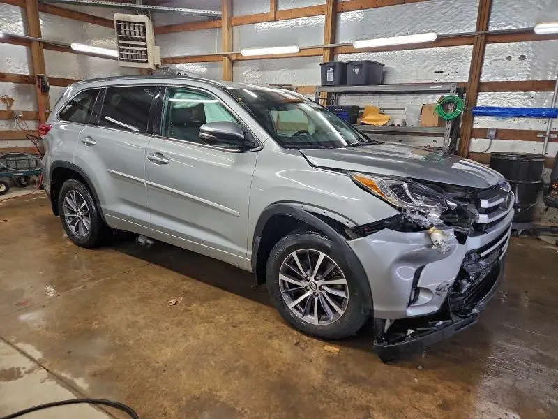 2018 TOYOTA HIGHLANDER SE  