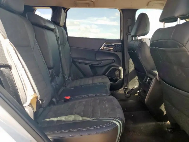 2024 MITSUBISHI OUTLANDER SE  