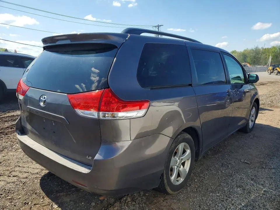 2013 TOYOTA SIENNA LE  