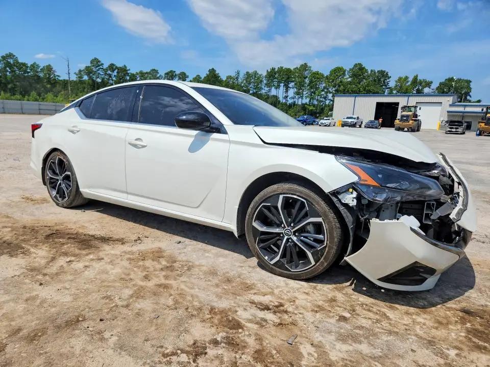2024 NISSAN ALTIMA SR  