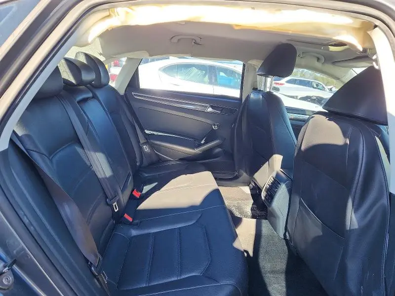 2018 VOLKSWAGEN PASSAT SE  