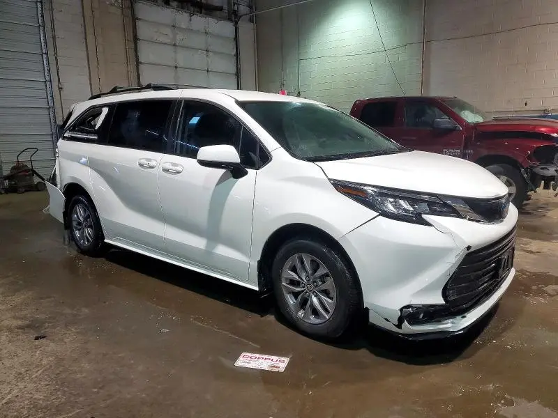 2023 TOYOTA SIENNA LE 8-PASSENGER  