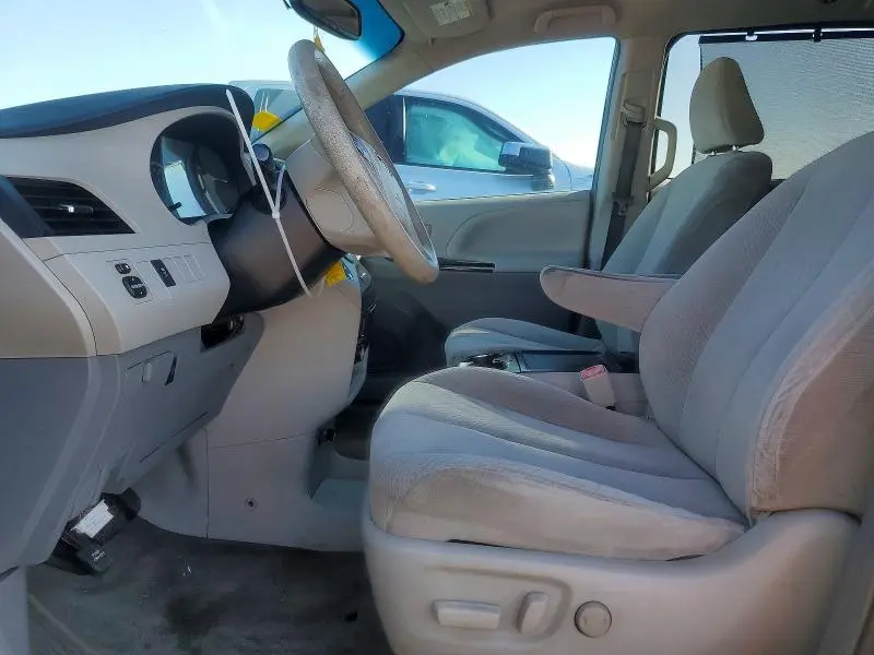 2013 TOYOTA SIENNA LE  