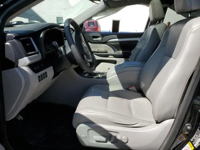 2017 TOYOTA HIGHLANDER SE  