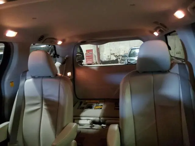 2013 TOYOTA SIENNA XLE  