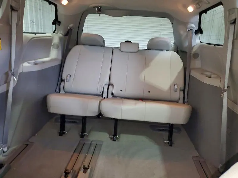 2014 TOYOTA SIENNA XLE 8-PASSENGER  
