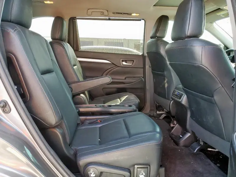 2017 TOYOTA HIGHLANDER SE  