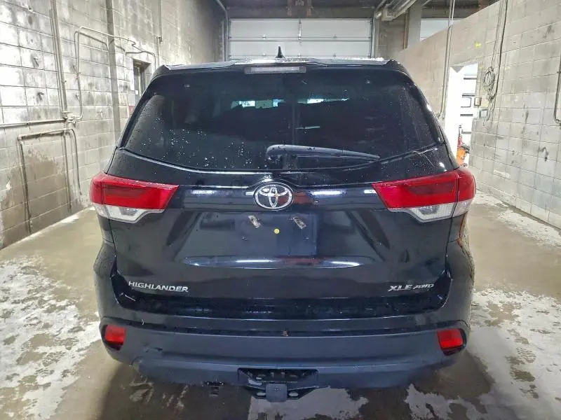 2019 TOYOTA HIGHLANDER SE  