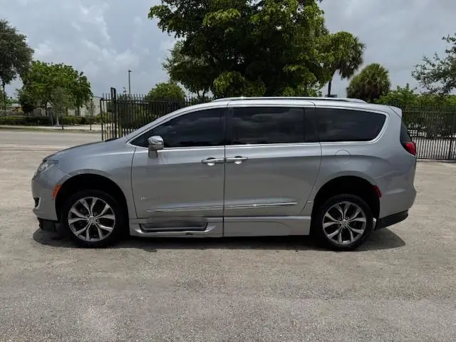 2019 CHRYSLER PACIFICA LIMITED  