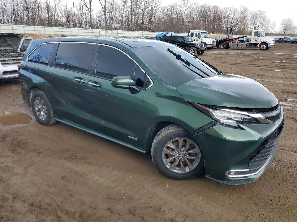 2021 TOYOTA SIENNA XLE 8-PASSENGER  