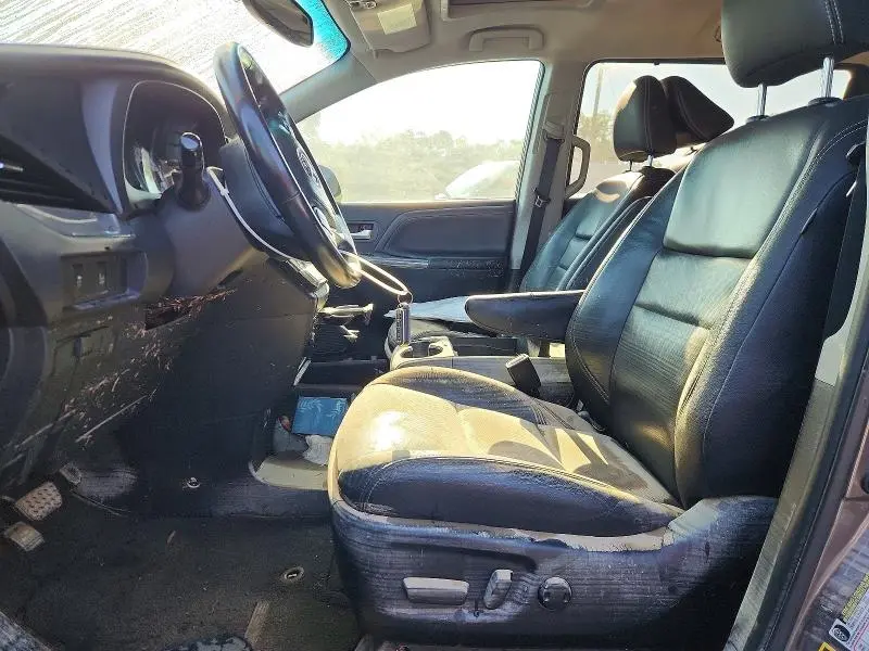 2016 TOYOTA SIENNA SE  