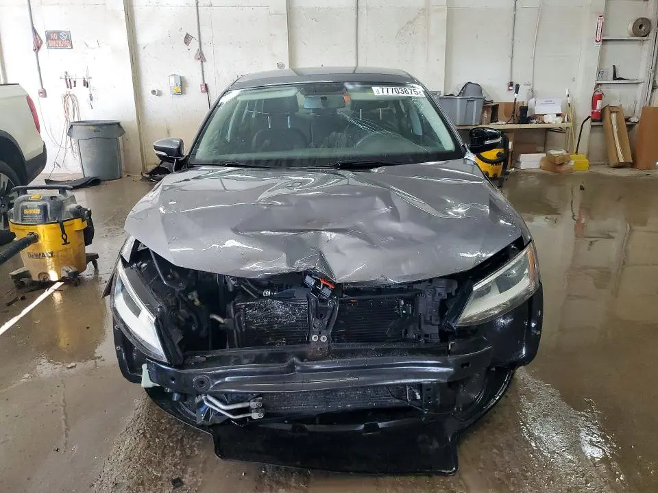 2013 VOLKSWAGEN JETTA SE  