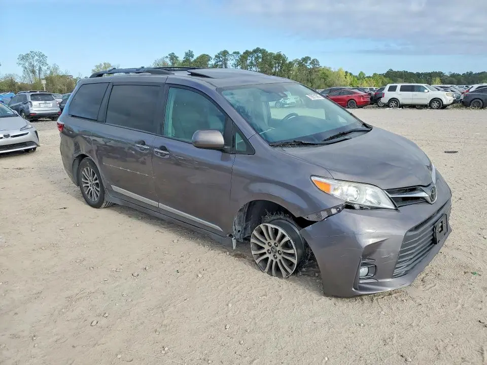 2019 TOYOTA SIENNA XLE 8-PASSENGER  