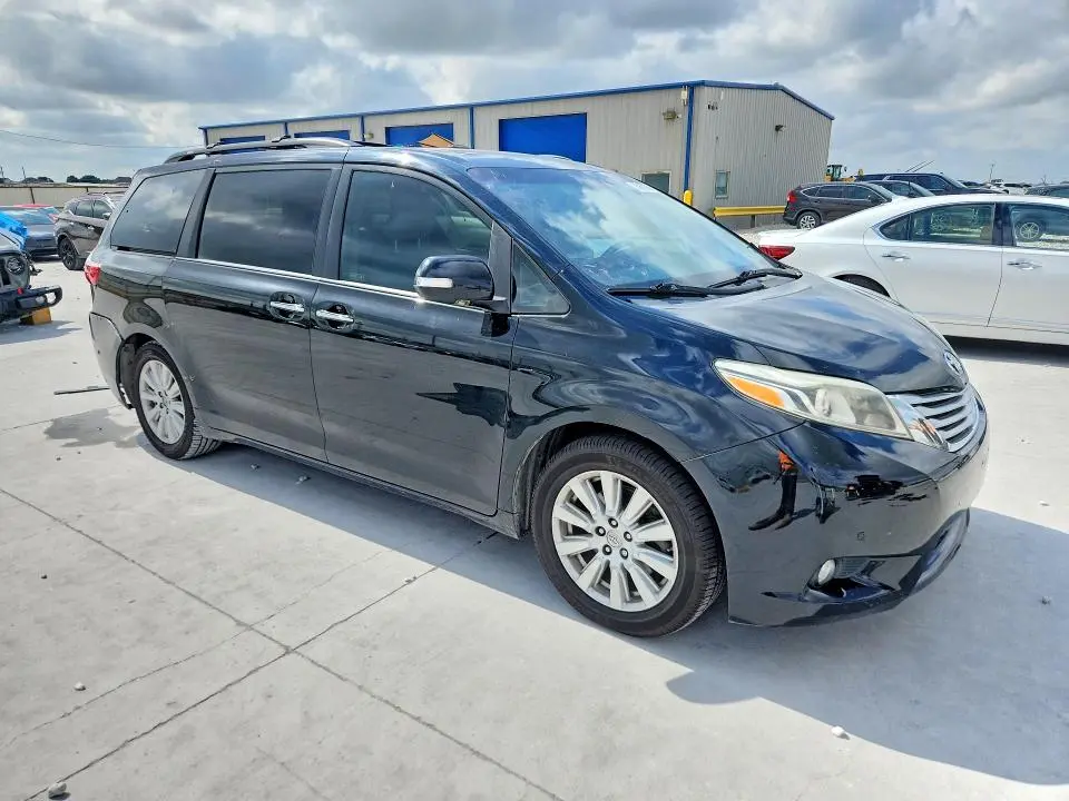 2017 TOYOTA SIENNA LIMITED PREMIUM 7-PASSENGER  