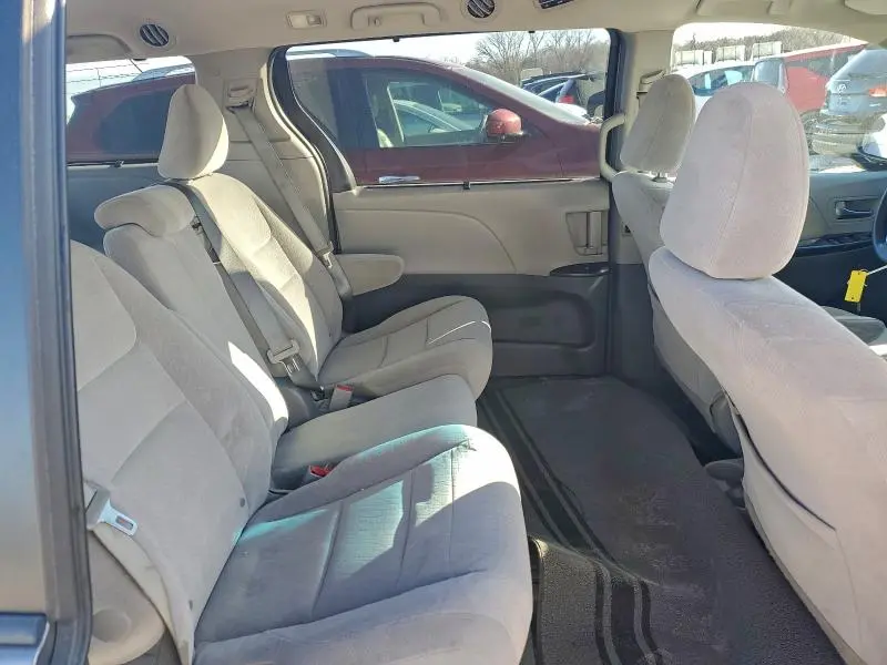 2016 TOYOTA SIENNA LE  