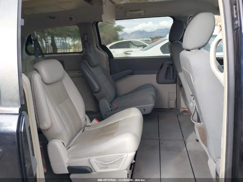 2010 CHRYSLER TOWN & COUNTRY TOURING