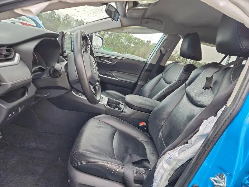 2021 TOYOTA RAV4 XLE  