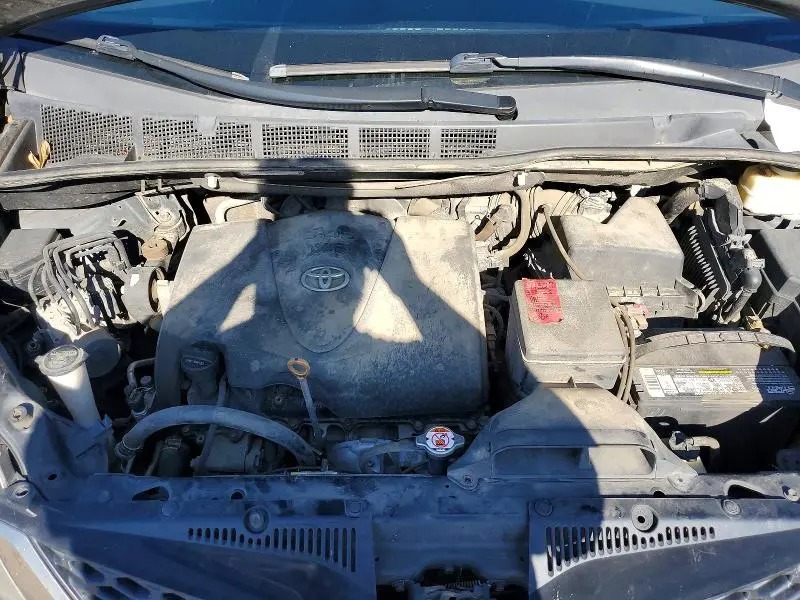 2017 TOYOTA SIENNA SE PREMIUM 8-PASSENGER  