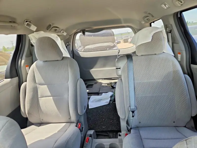 2018 TOYOTA SIENNA LE  