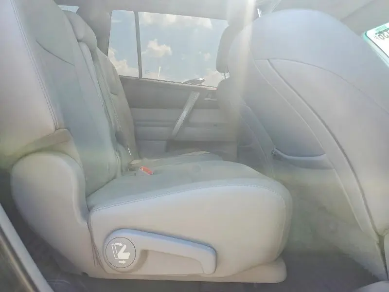 2011 TOYOTA HIGHLANDER SE  