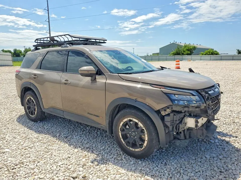 2023 NISSAN PATHFINDER SV  