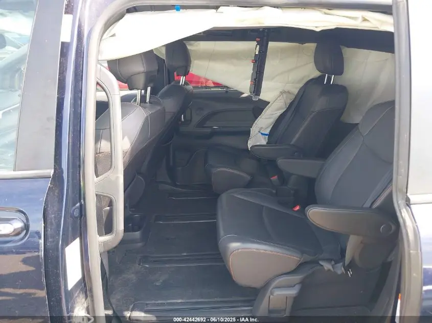 2021 TOYOTA SIENNA XSE