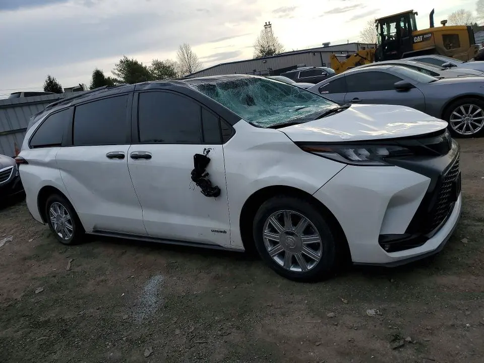 2021 TOYOTA SIENNA   