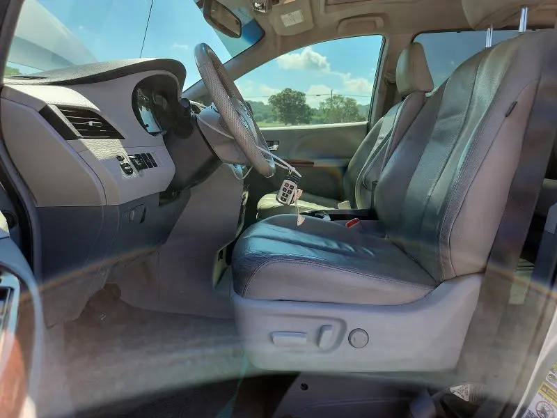 2014 TOYOTA SIENNA XLE 8-PASSENGER  
