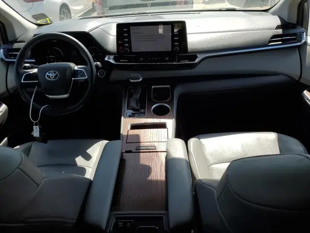 2021 TOYOTA SIENNA XLE  