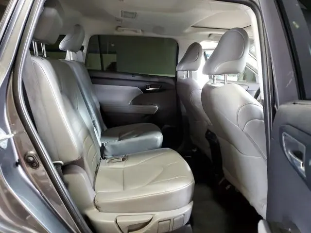 2022 TOYOTA HIGHLANDER XLE  
