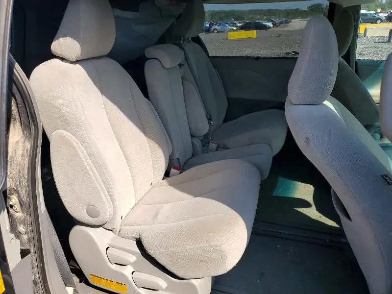 2013 TOYOTA SIENNA LE  