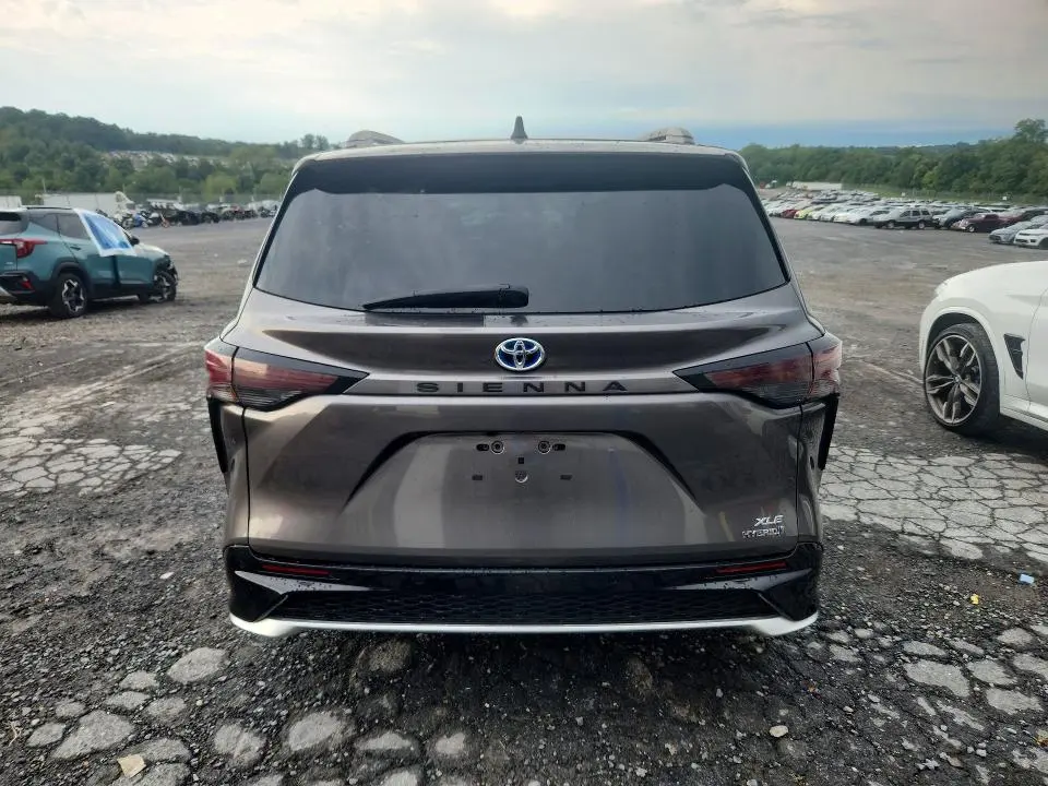 2024 TOYOTA SIENNA XLE  