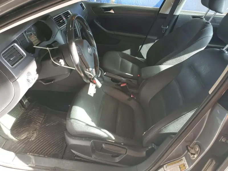 2011 VOLKSWAGEN JETTA SE  