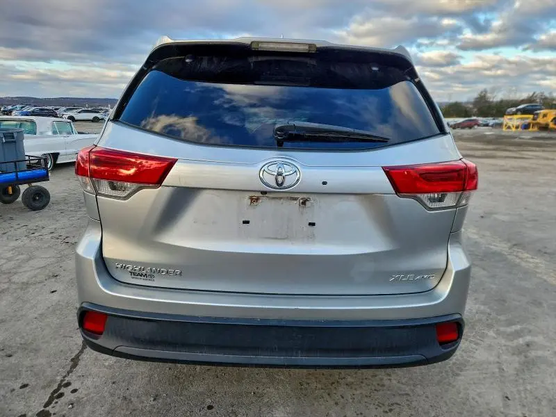 2017 TOYOTA HIGHLANDER SE  