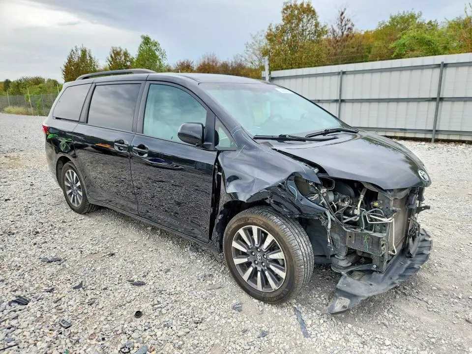 2017 TOYOTA SIENNA LE  