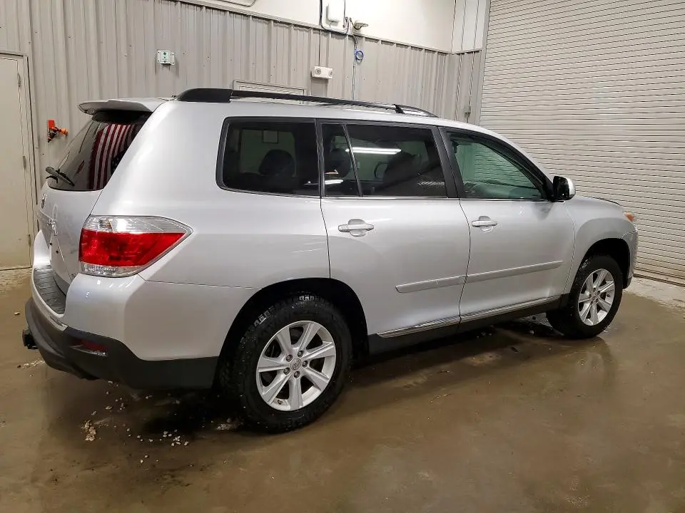 2011 TOYOTA HIGHLANDER SE  